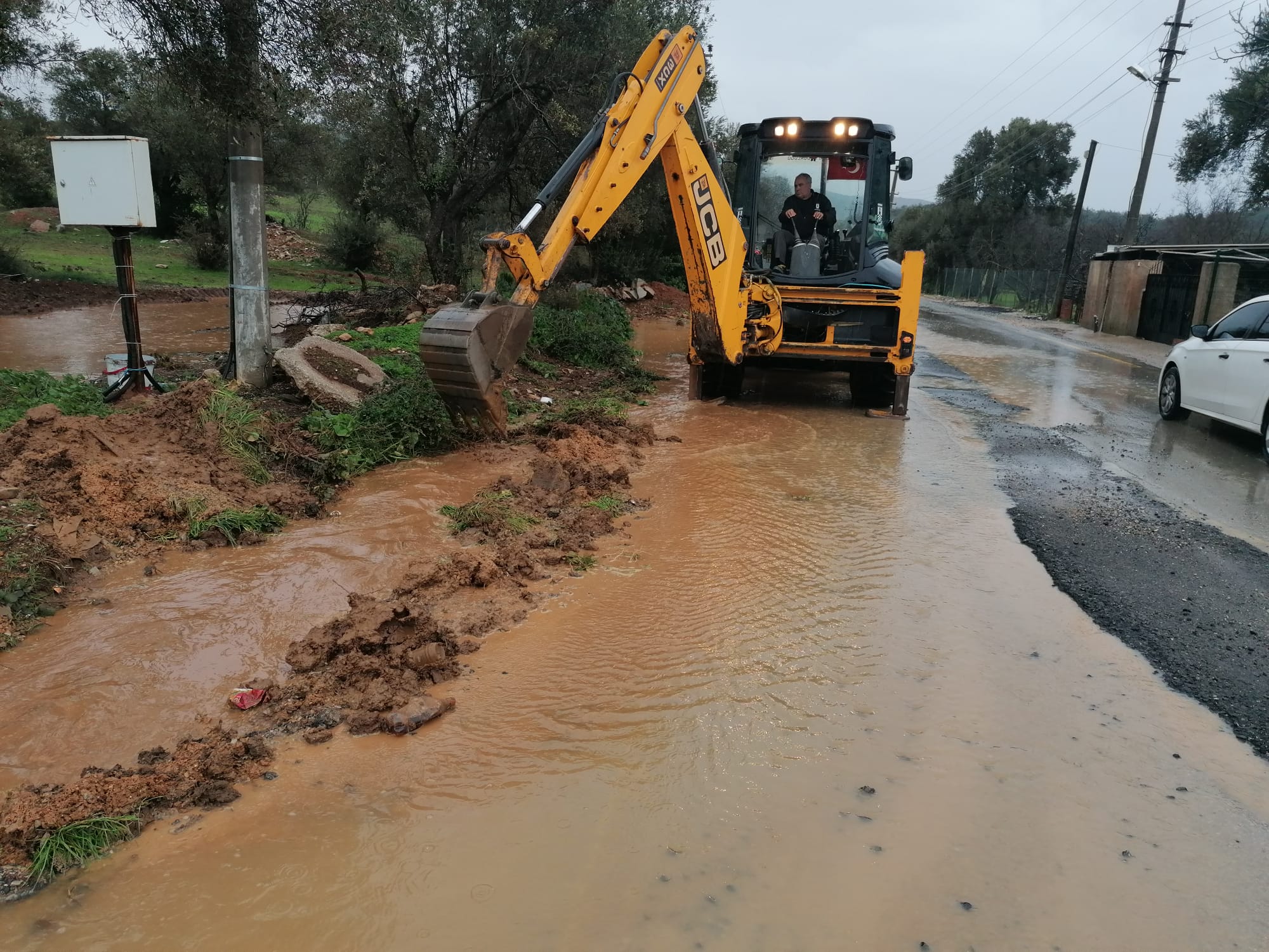 BELEDİYE EKİPLERİNDEN ANINDA MÜDAHALE