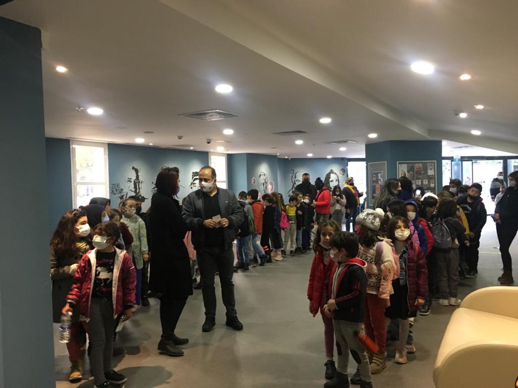 TİYATROYU DOLDURAN ÇOCUKLAR “HARİKALAR MUTFAĞI”NDAN HARİKA DUYGULARLA AYRILDILAR