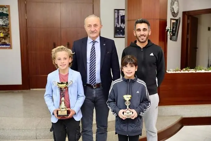 ŞAMPİYON TENİSÇİLERDEN BAŞKAN ATABAY’A ZİYARET