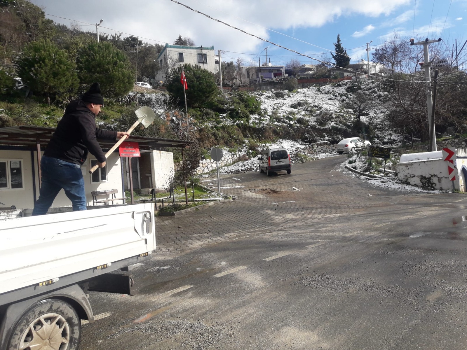 BELEDİYENİN KAR TEDBİRİ, BODRUM’DA MAĞDURİYETLERİ ÖNLEDİ