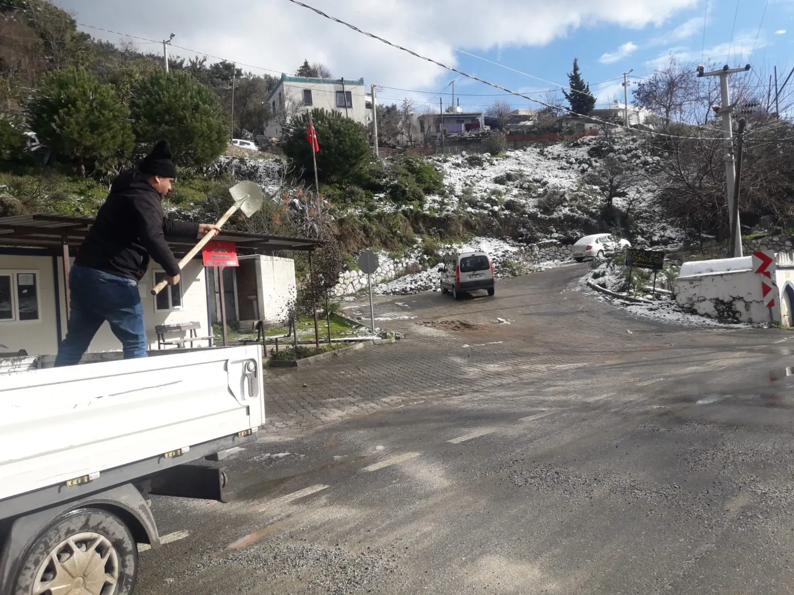 BELEDİYENİN KAR TEDBİRİ, BODRUM’DA MAĞDURİYETLERİ ÖNLEDİ