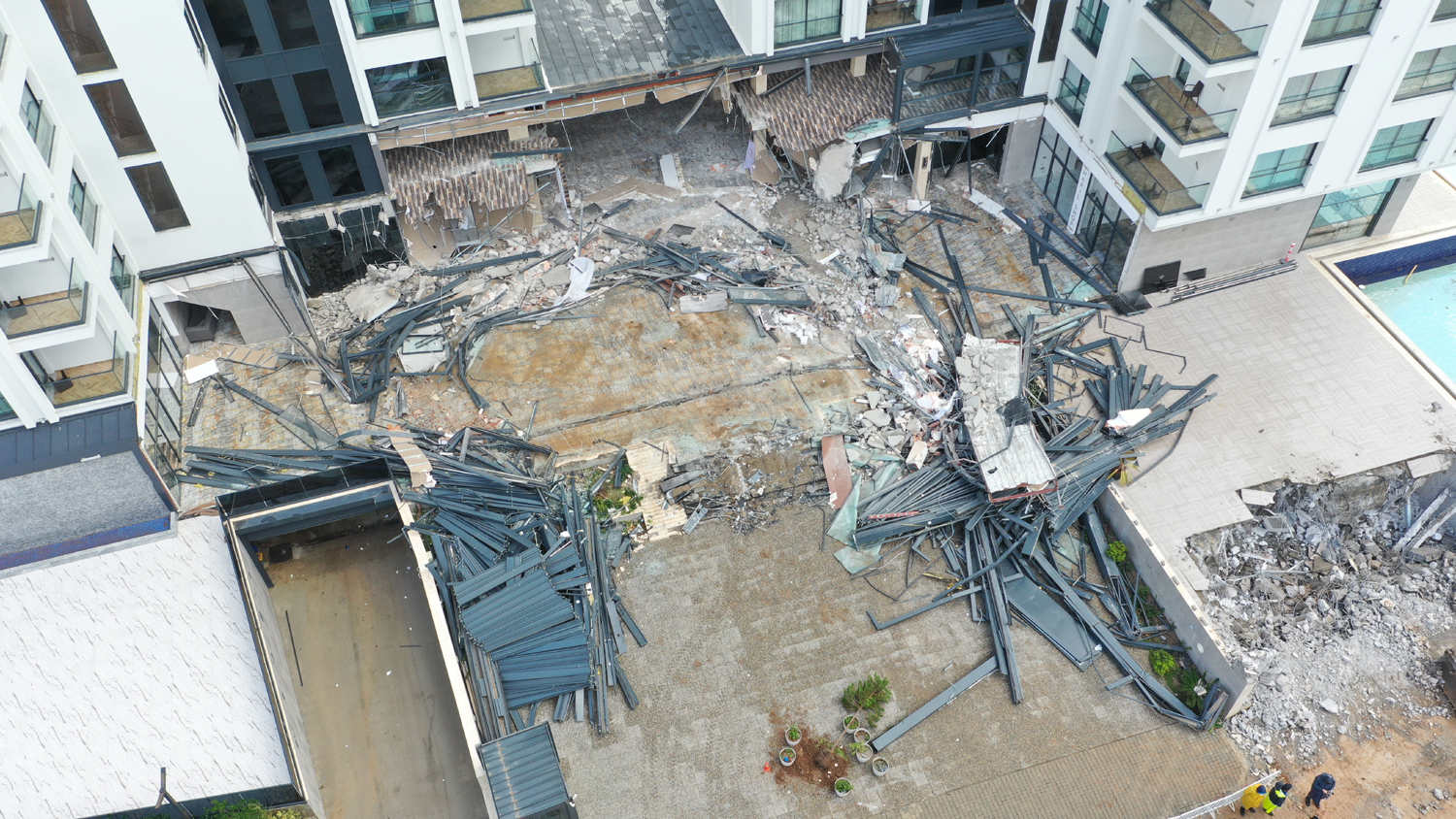 DİDİM’DE İKİZ KULELERİN YIKIMINA BAŞLANDI