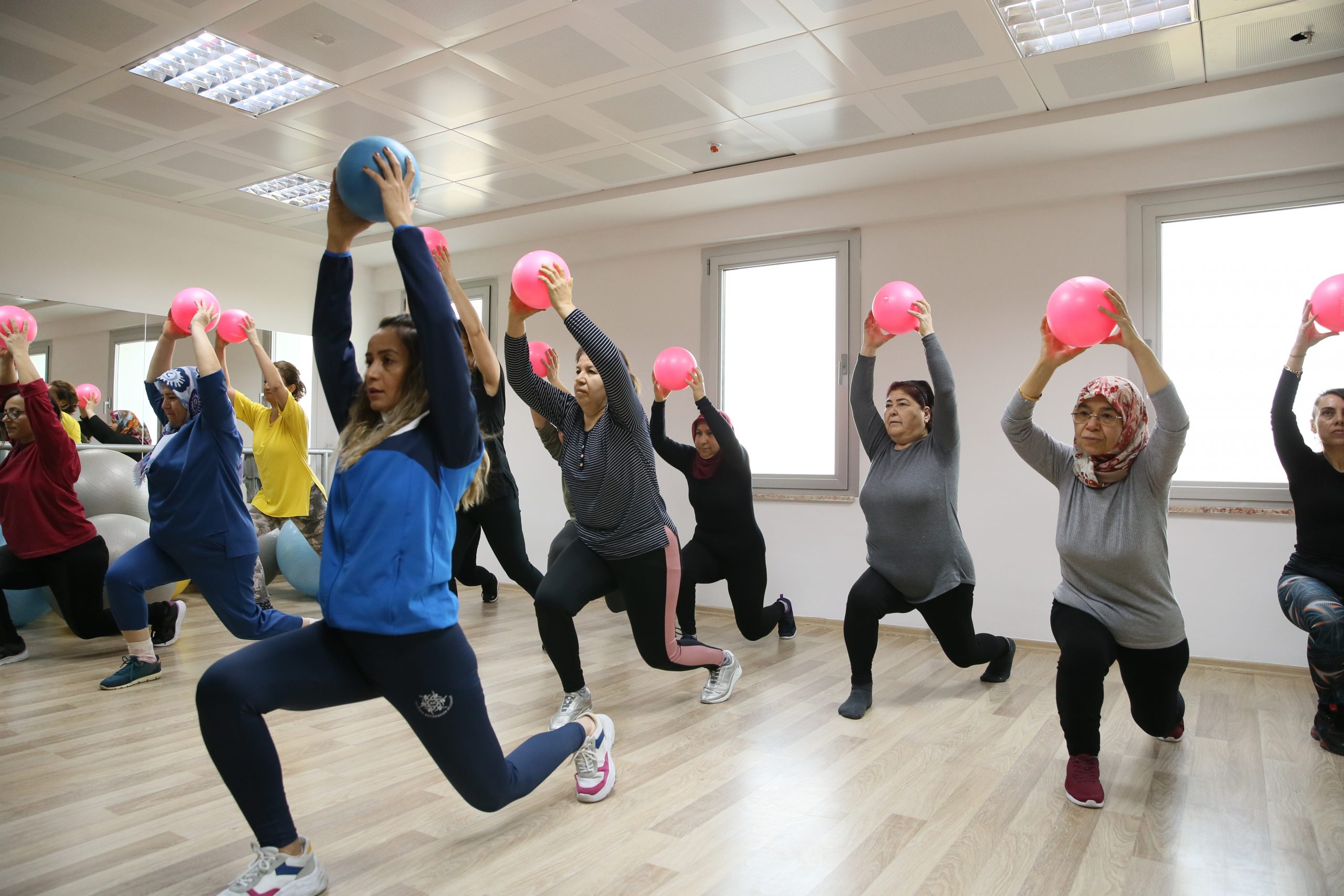 AYDIN BÜYÜKŞEHİR BELEDİYESİ’NİN KOÇARLI KÜLTÜR MERKEZİ HER YAŞTAN KOÇARLILIYA YENİ YETENEKLER KAZANDIRIYOR
