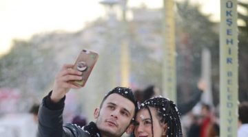 NE YAPARSAN YAP AŞK  İLE  YAP