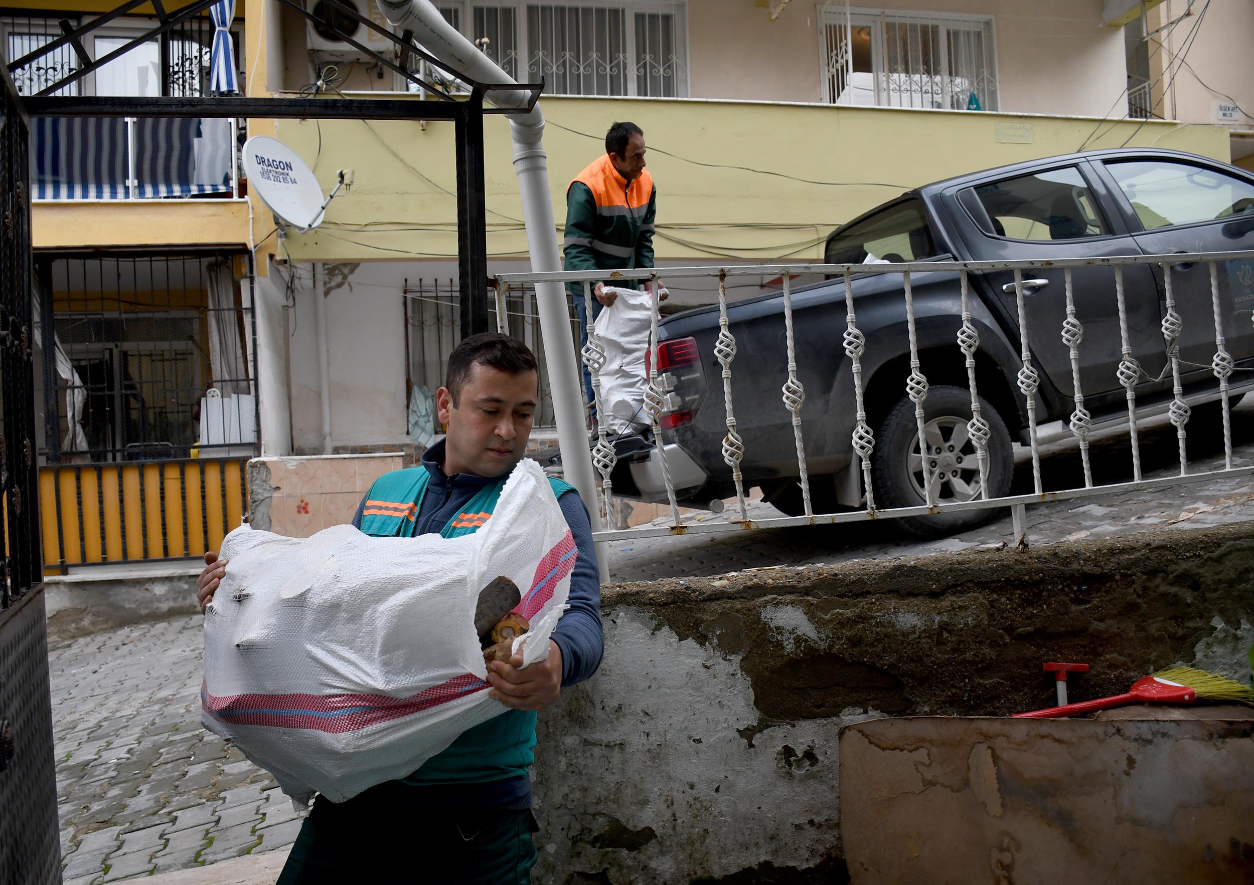 KUŞADASI’NDA AĞAÇ ATIKLARI İHTİYAÇ SAHİPLERİ İÇİN KARA KIŞTA YAKACAĞA DÖNÜŞÜYOR