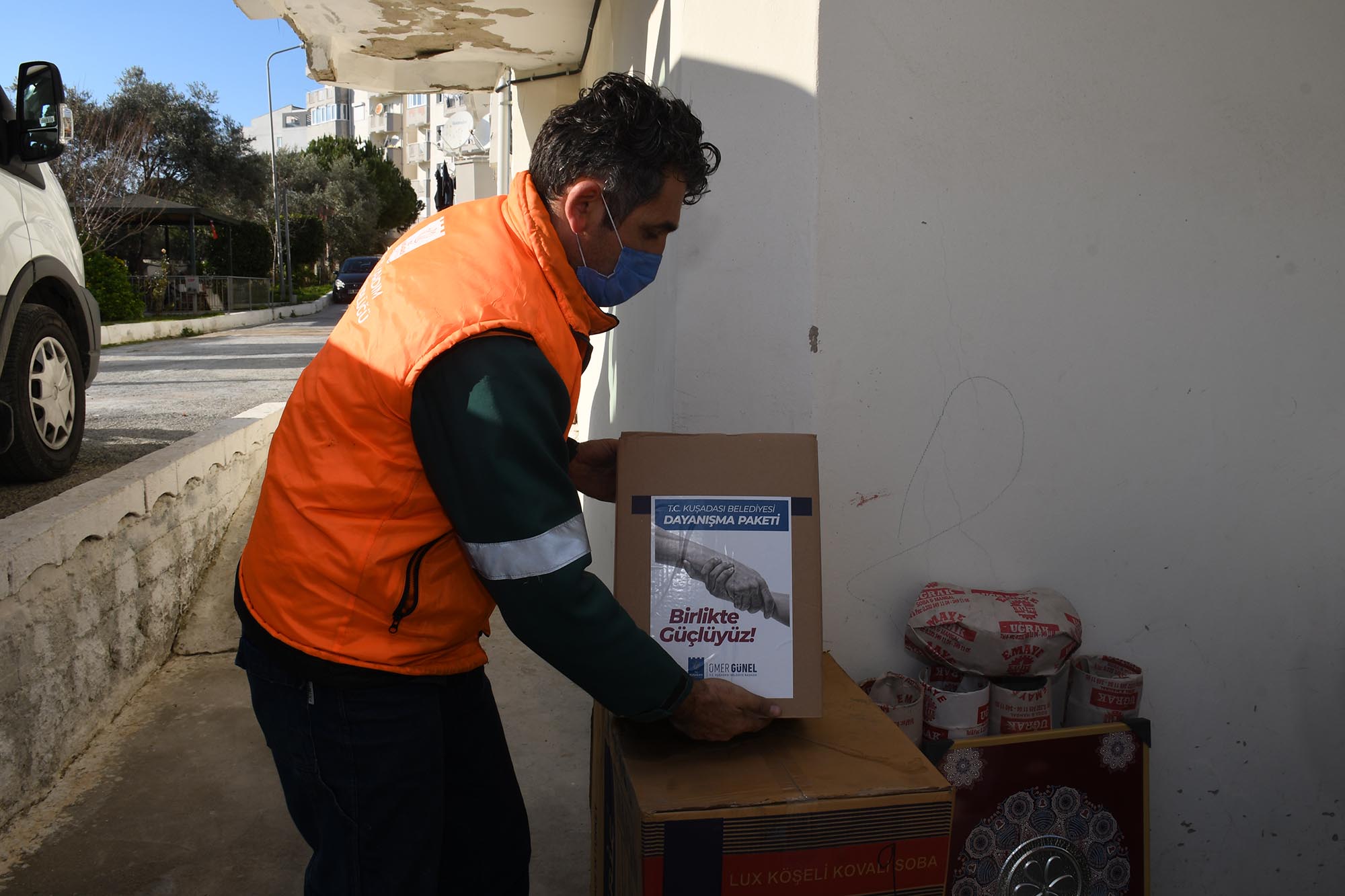 KUŞADASI BELEDİYESİ’NİN “KARA KIŞ DESTEĞİ” SÜRÜYOR