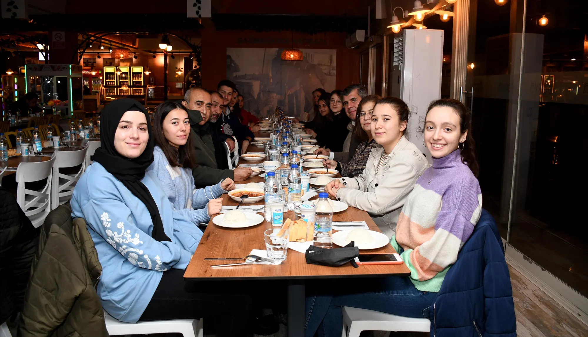 DIŞARIDA KARA KIŞ, KUŞADASI’NDA DAYANIŞMA VAR