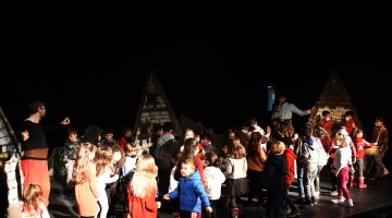 KUŞADASI BELEDİYESİ’NDEN MİNİKLERE KARNE HEDİYESİ