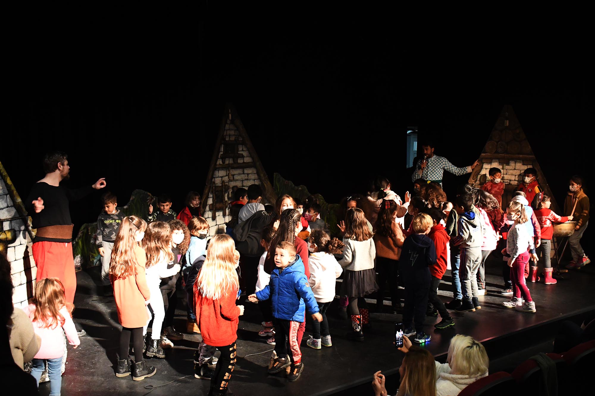 KUŞADASI BELEDİYESİ’NDEN MİNİKLERE KARNE HEDİYESİ