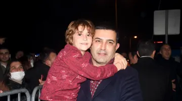 KUŞADASI’NDA ON BİNLER YENİ YILA SOKAK PARTİSİYLE GİRDİ