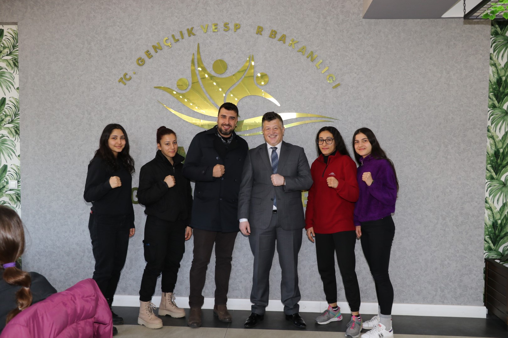 İL MÜDÜRÜ FİLLİKÇİOĞLU BAŞARILI SPORCULARLA BİR ARAYA GELDİ
