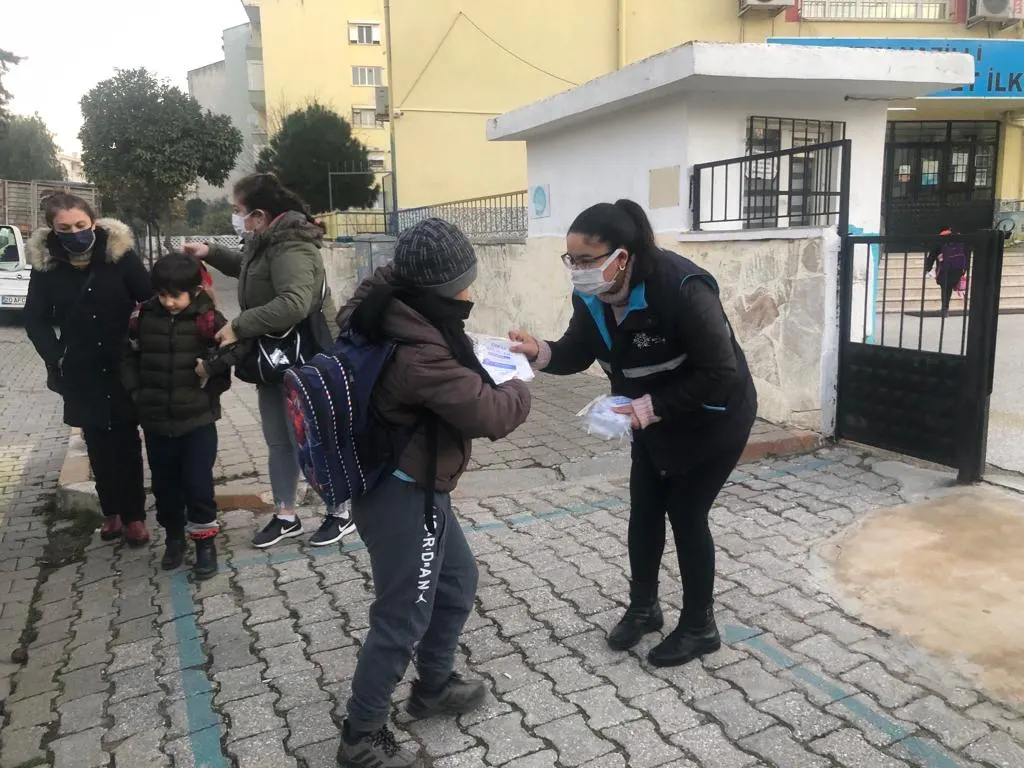 AYDIN BÜYÜKŞEHİR BELEDİYESİ MASKE DAĞITIMINI SÜRDÜRÜYOR