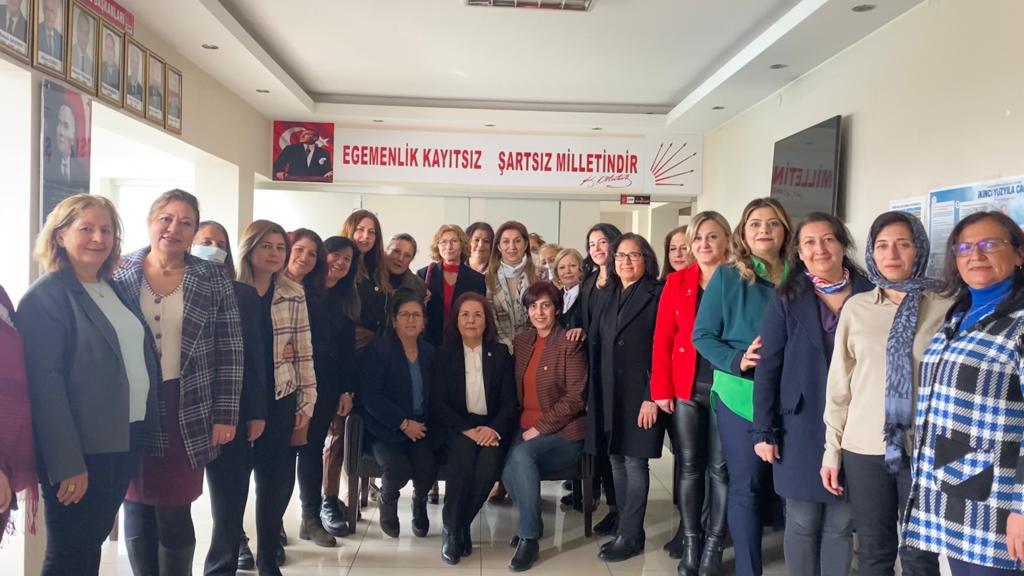 AYŞE ÖZDEMİR ŞİDDETE KARŞI BİRLİKTE DANS ETMELİYİZ DEMİŞTİ. ŞİMDİ DE BİRLİKTE ŞARKI SÖYLEMELİYİZ DEDİ.