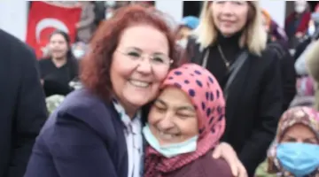 CUMHURİYET KADINI KÖYLÜSÜNE SARILIR