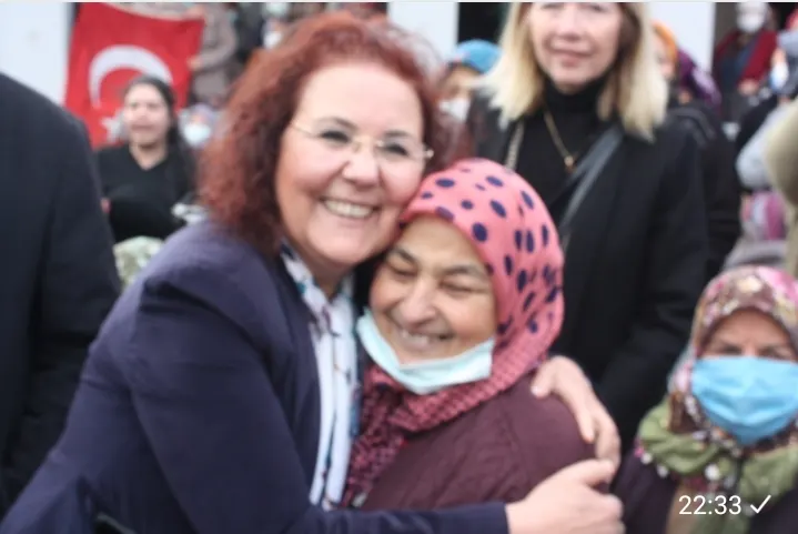 CUMHURİYET KADINI KÖYLÜSÜNE SARILIR