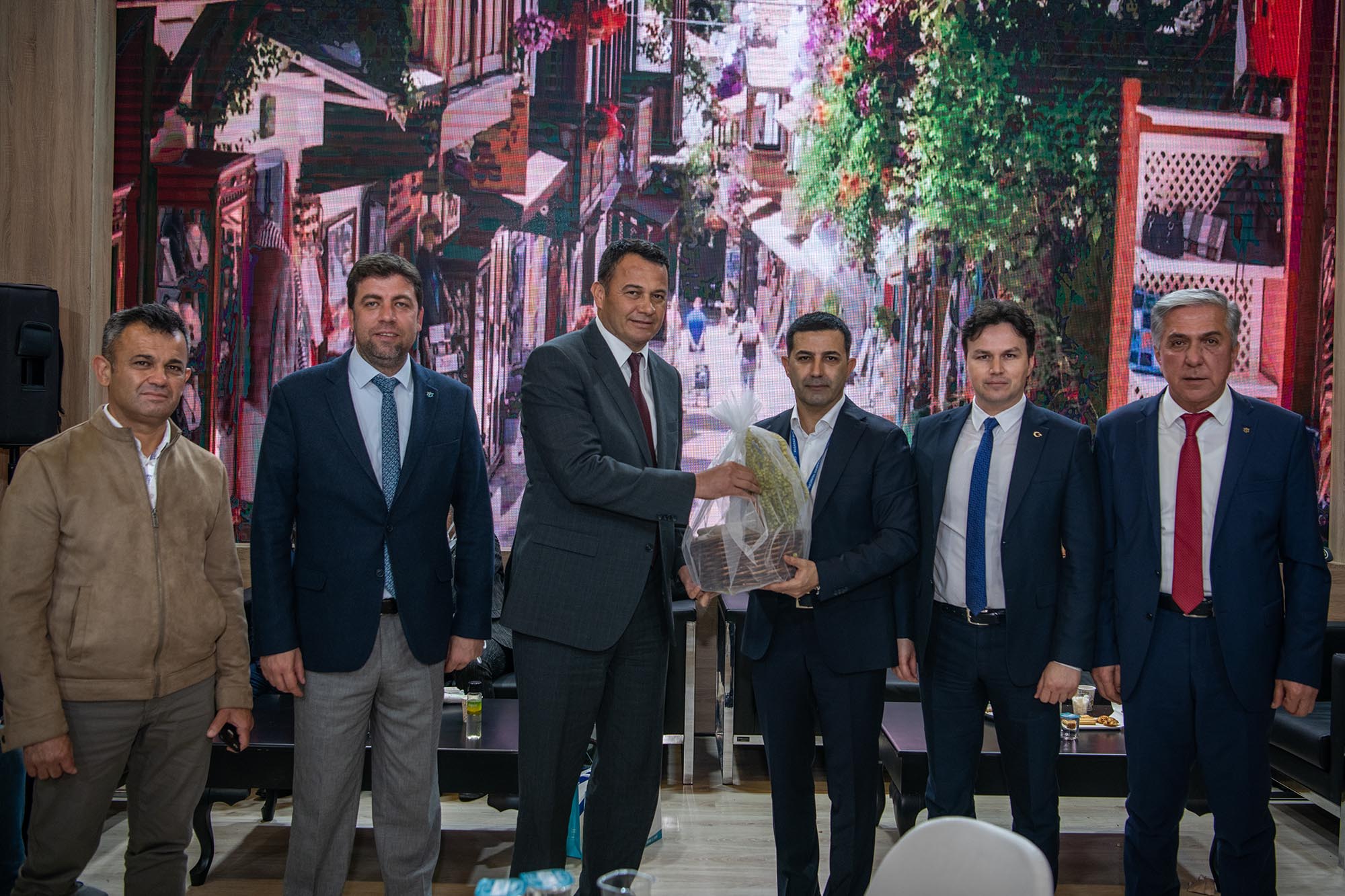 KUŞADASI STANDINA “EN BAŞARILI EKİP” ÖDÜLÜ