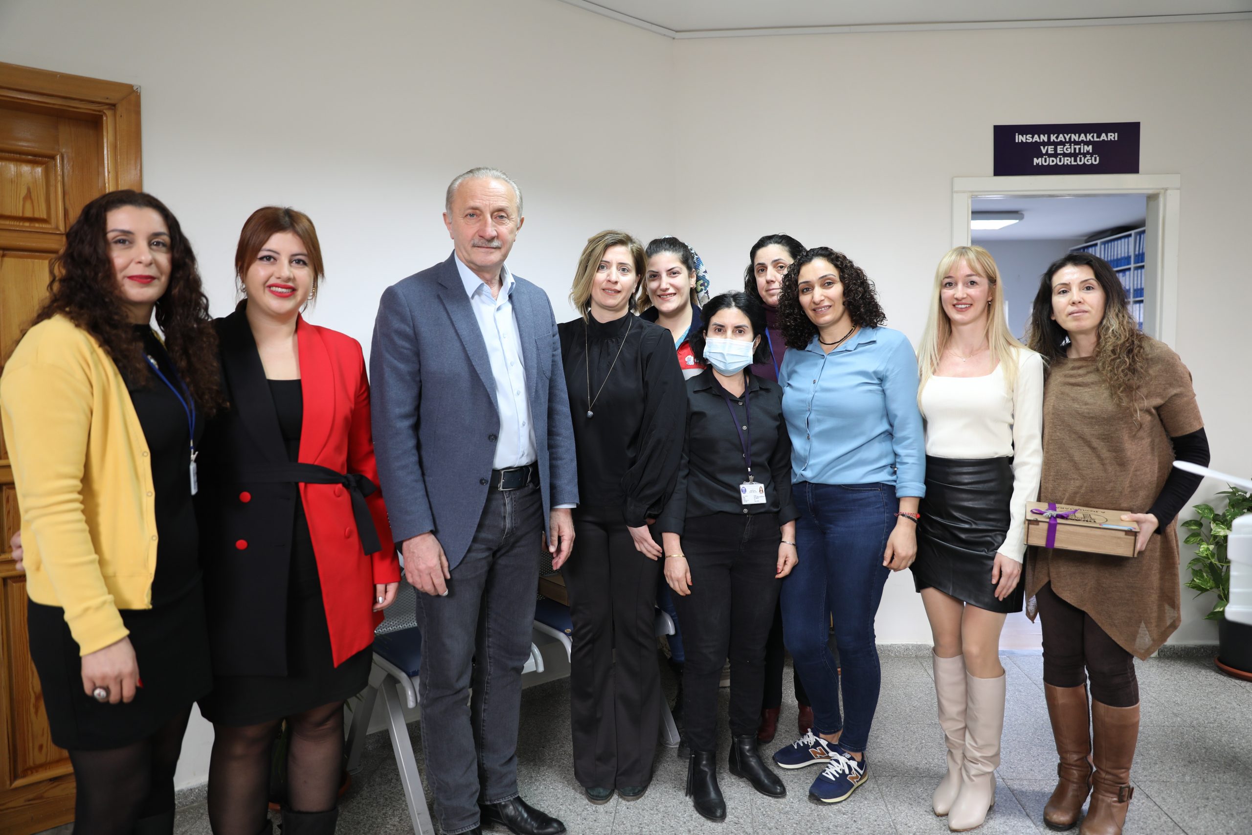 ATABAY 8 MART’TA KADIN PERSONELLERİNİ UNUTMADI