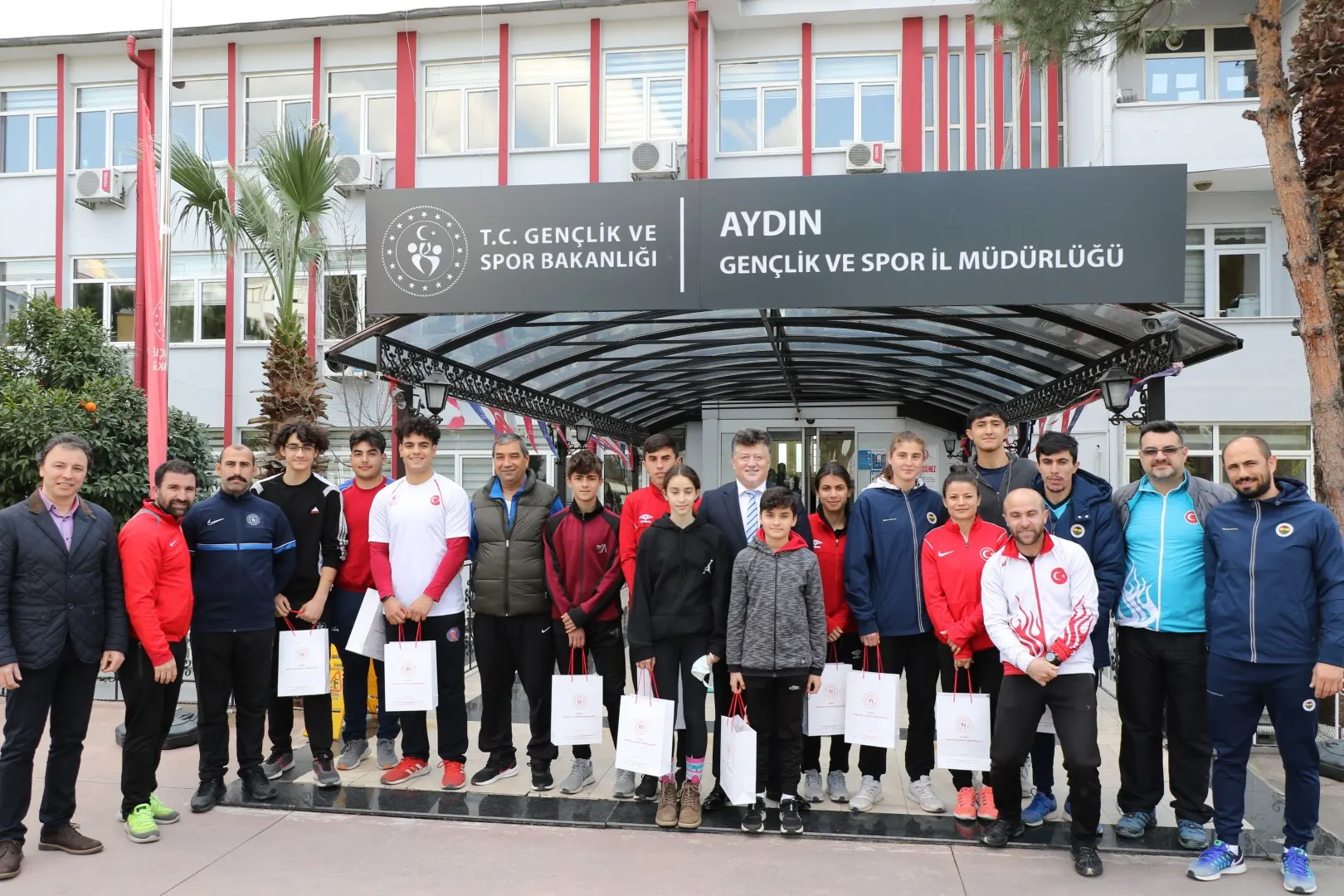 FİLLİKÇİOĞLU BAŞARILI SPORCULARI AĞIRLADI