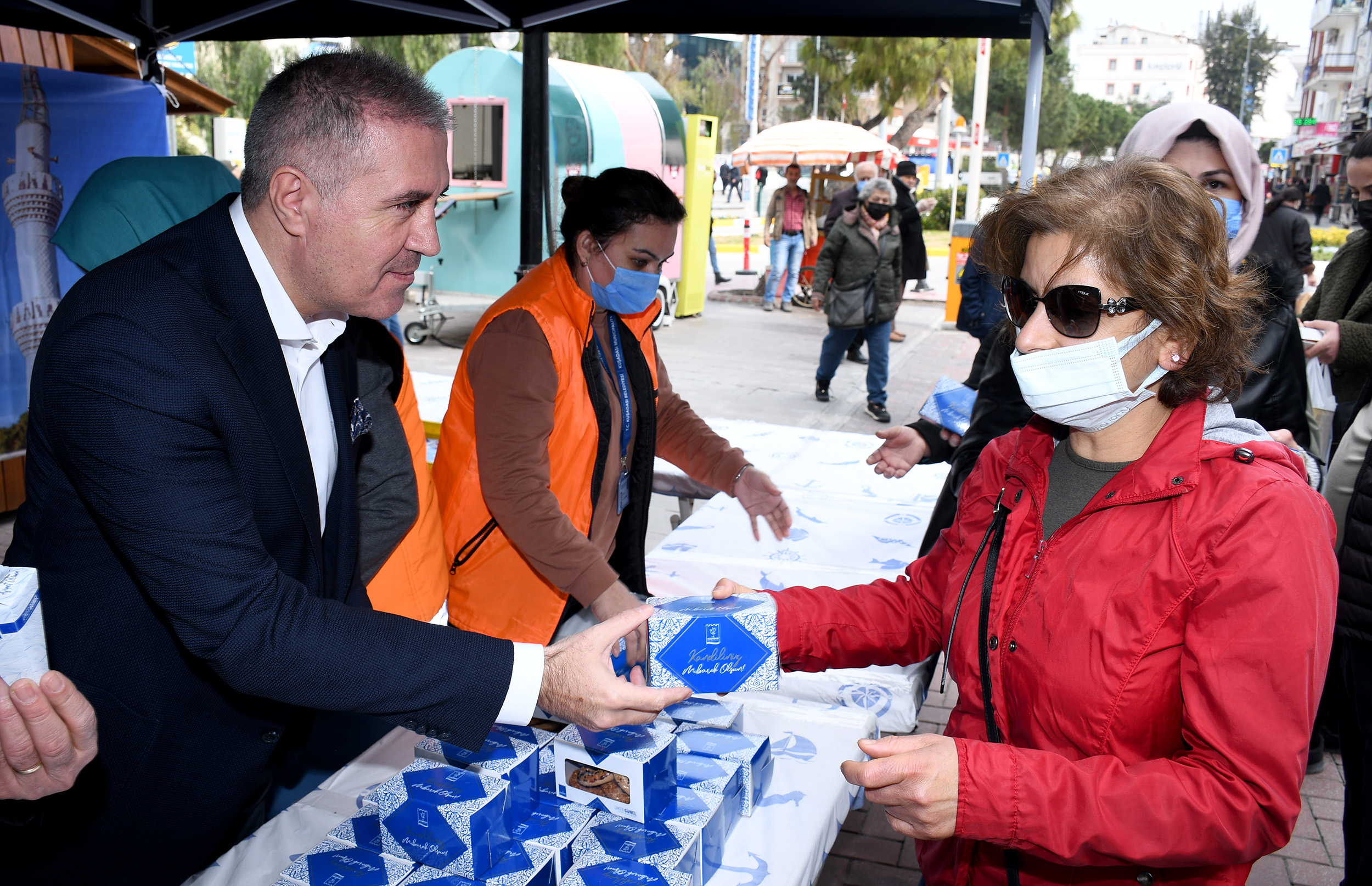 KUŞADASI BELEDİYESİ’NDEN KANDİL SİMİDİ VE LOKUM İKRAMI