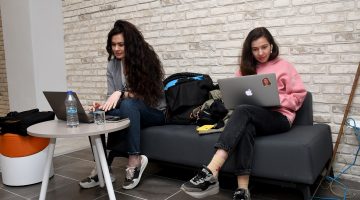 KUŞADASI İSTASYON SAVAŞ MAĞDURU UKRAYNALI KADINLARA UMUT OLDU