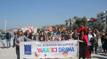 KUŞADASI’NDAN “YAŞASIN TİYATRO” SESLERİ YÜKSELDİ