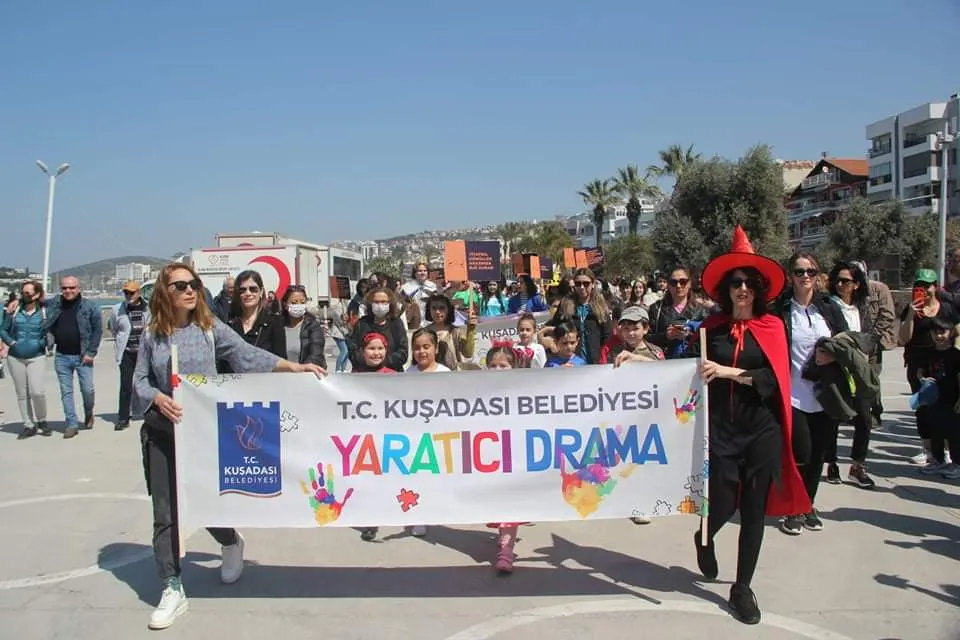 KUŞADASI’NDAN “YAŞASIN TİYATRO” SESLERİ YÜKSELDİ