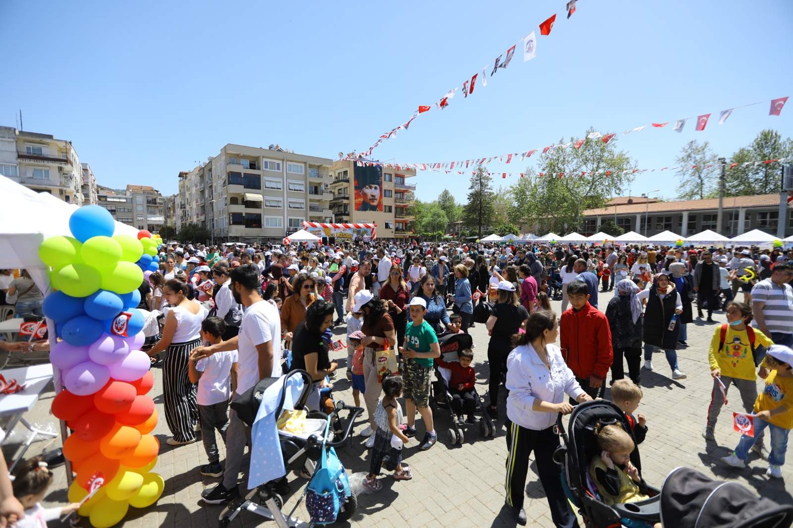 EFES SELÇUK’TA ÇOCUKLAR 23 NİSAN’I SOKAK OYUNLARIYLA KUTLADI