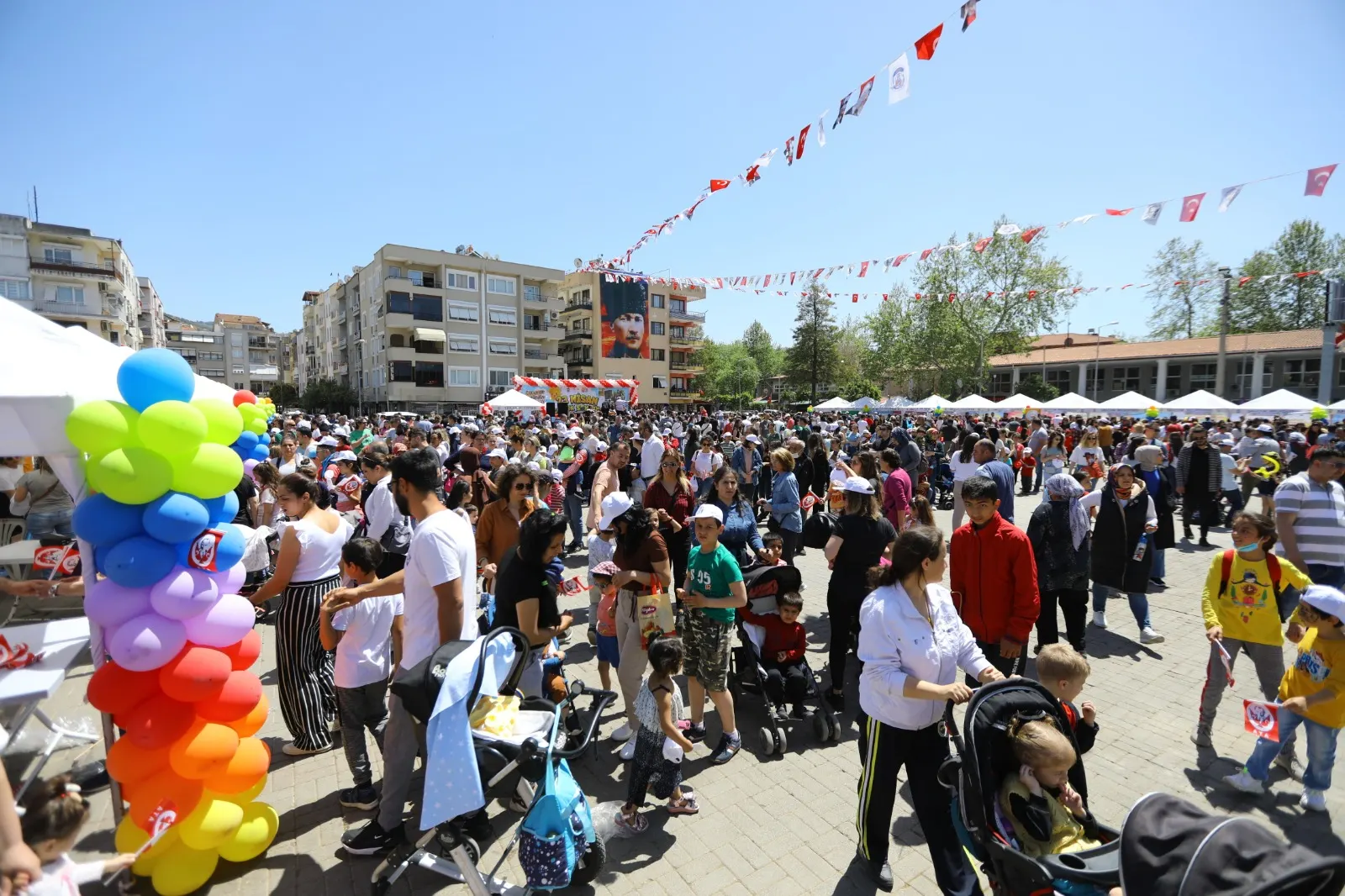 EFES SELÇUK’TA ÇOCUKLAR 23 NİSAN’I SOKAK OYUNLARIYLA KUTLADI