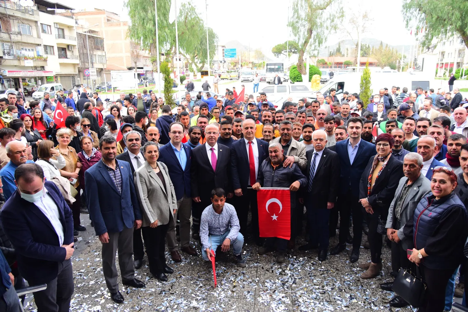 İNCİRLİOVA BELEDİYESİ’NDE İŞÇİLERİN ZAM SEVİNCİ