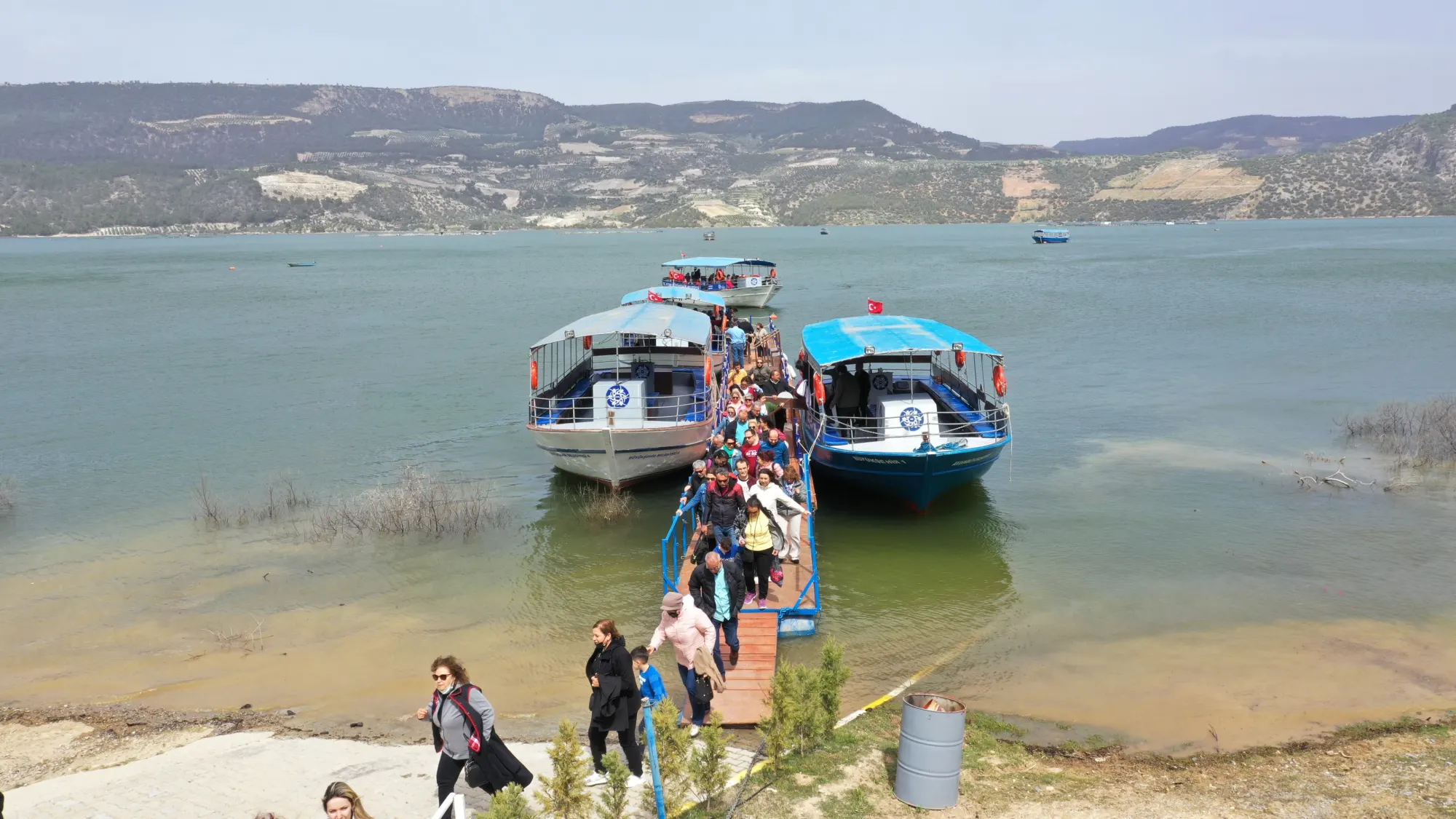 ZÜMRÜT YEŞİLİ ARAPAPIŞTI KANYONU ZİYARETÇİLERİNİ AĞIRLIYOR