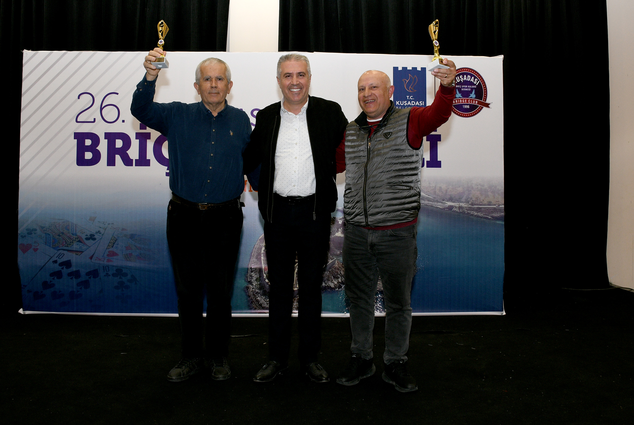 KUŞADASI BRİÇ FESTİVALİNDE KUPALAR HAVAYA KALKTI