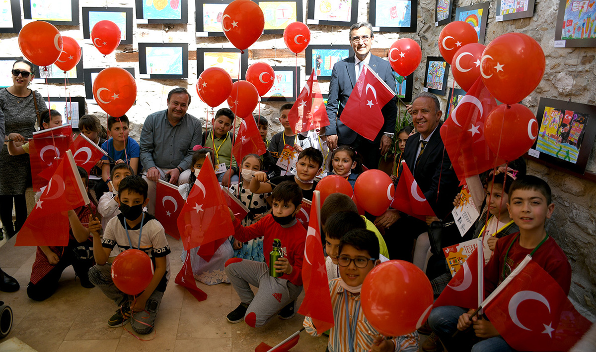 KUŞADALI ÇOCUKLAR HAYALLERİNİ RENKLERLE ANLATTI