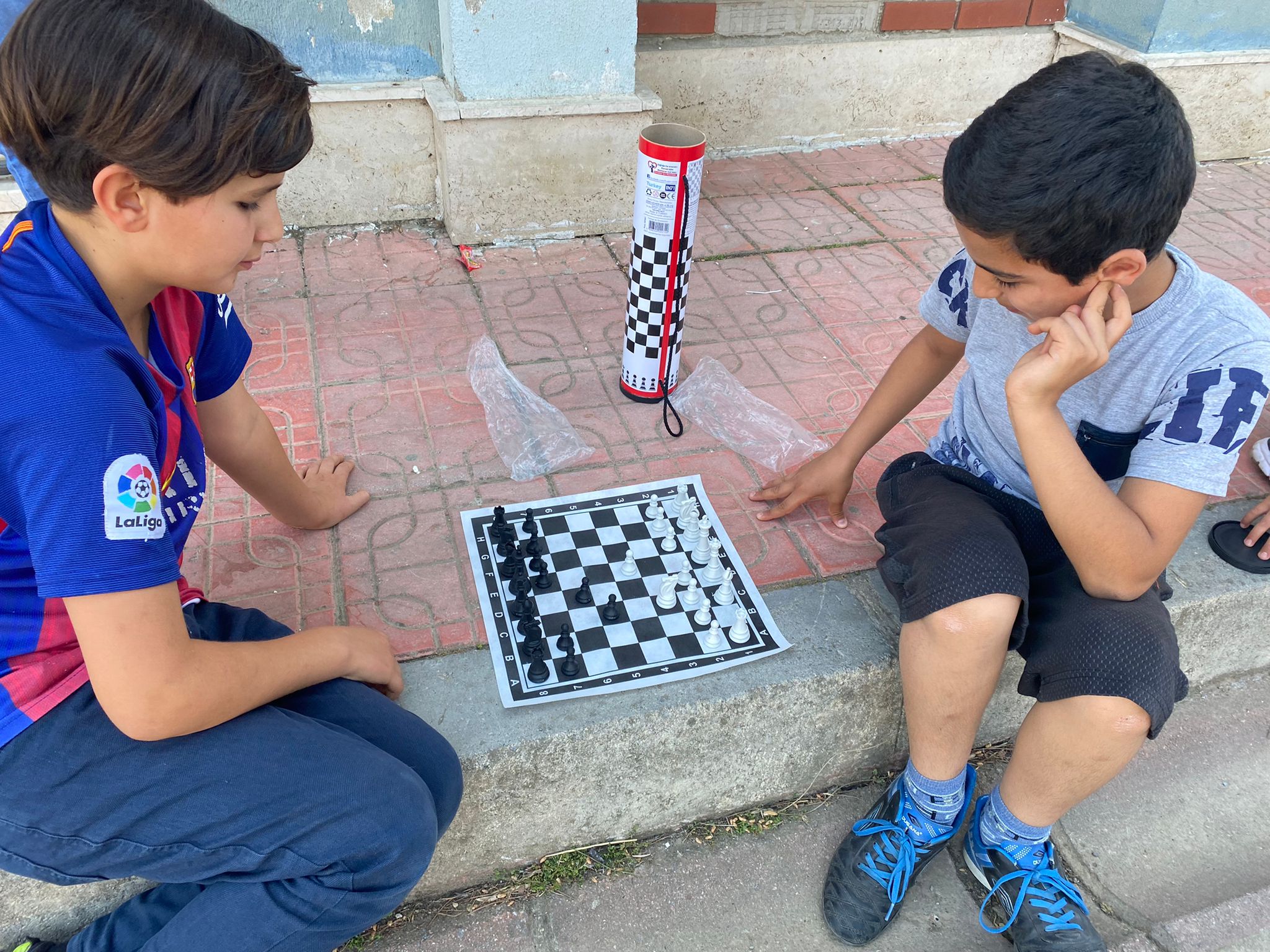 BİNLERCE ÇOCUĞA SPOR MALZEMESİ