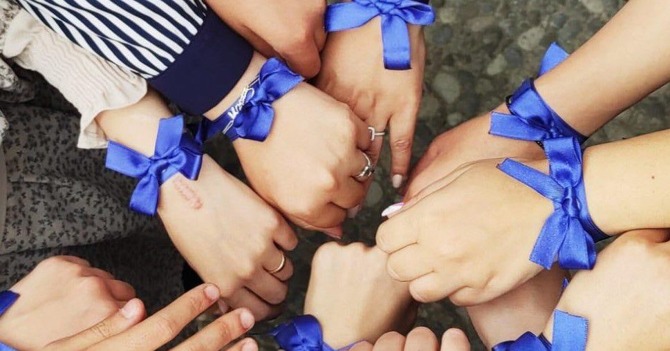 UCİM SAADET ÖĞRETMEN ÇOCUK İSTİSMARI İLE MÜCADELE DERNEĞİ’NDEN ÇAĞRI: ‘ÇOCUKLAR İÇİN MAVİ KURDELE TAK!’