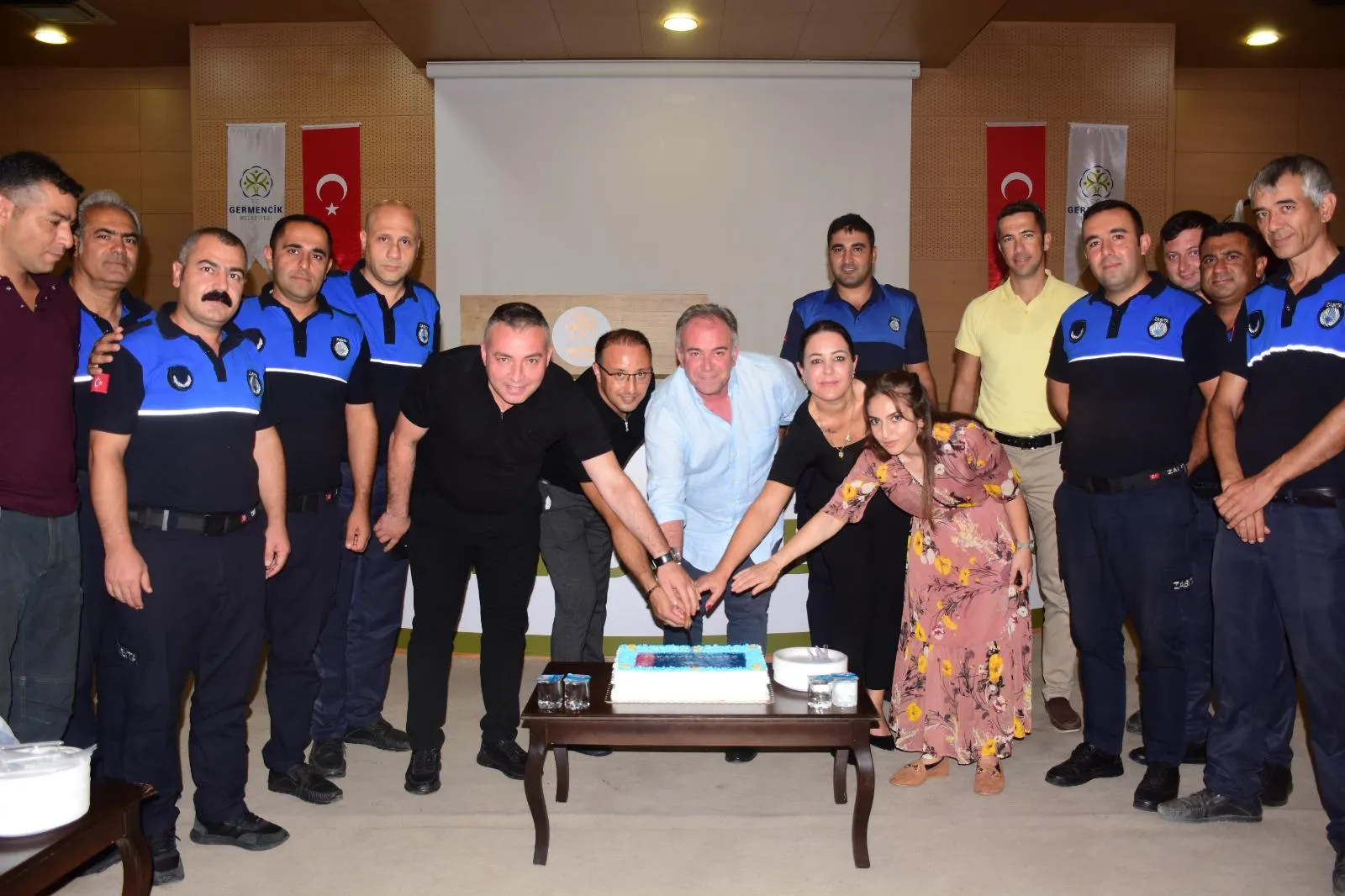 ÖNDEŞ PERSONELİ  İLE PASTA KESTİ