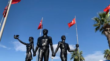 ESKİ KUŞADASI’NDA YENİLEME ÇALIŞMALARI SON SÜRAT DEVAM EDİYOR