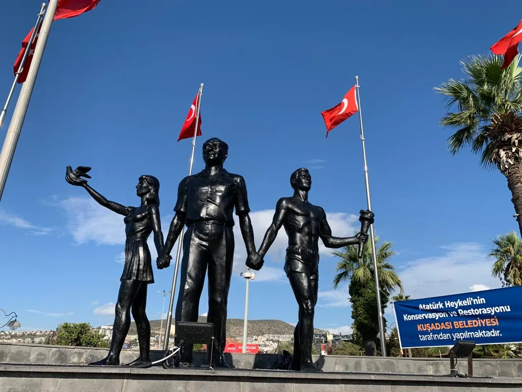 ESKİ KUŞADASI’NDA YENİLEME ÇALIŞMALARI SON SÜRAT DEVAM EDİYOR