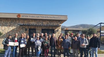 EFES TARLASI YAŞAM KÖYÜ’NDE ÇİFTÇİ EĞİTİMLERİ DEVAM EDİYOR