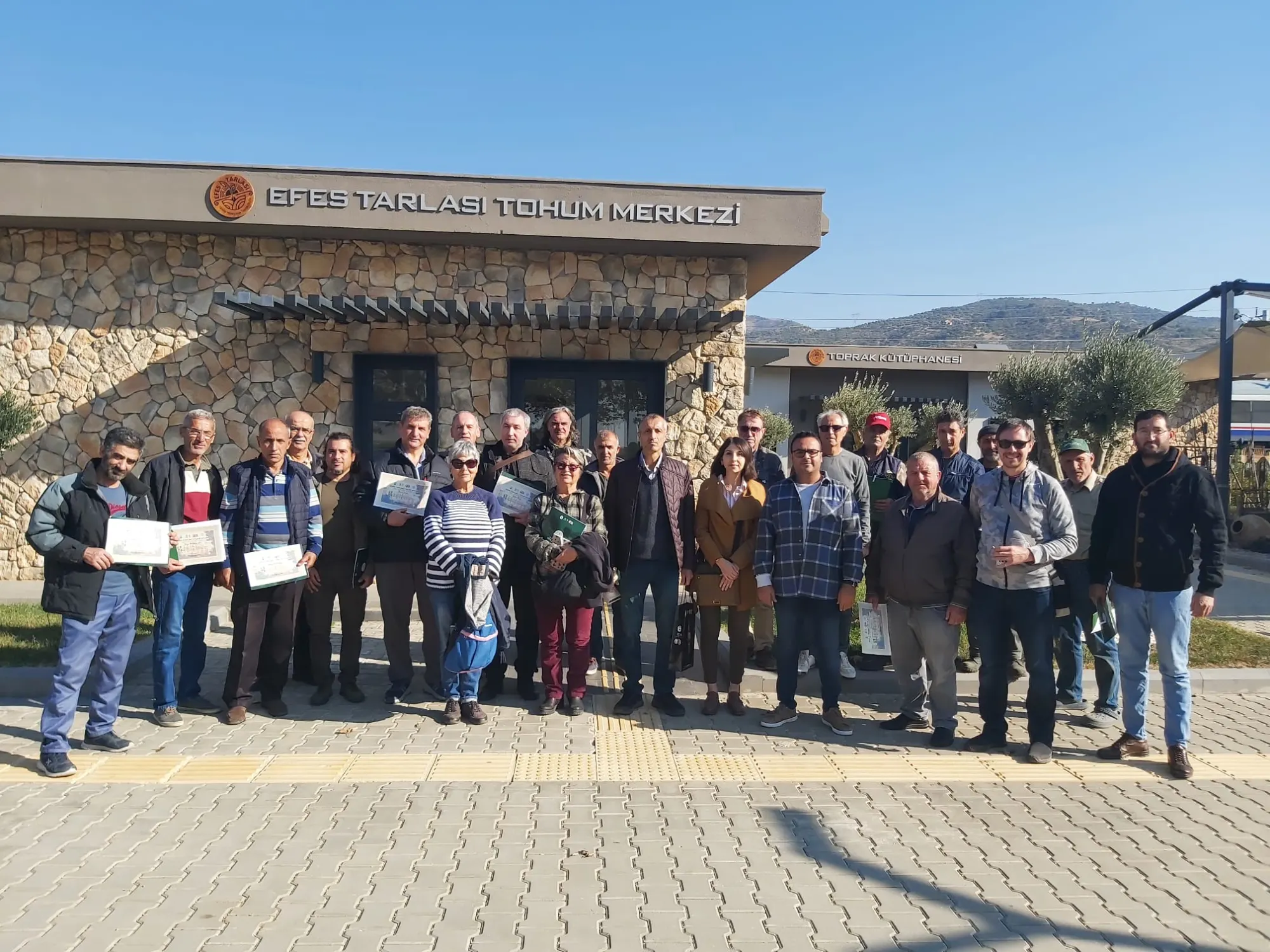 EFES TARLASI YAŞAM KÖYÜ’NDE ÇİFTÇİ EĞİTİMLERİ DEVAM EDİYOR