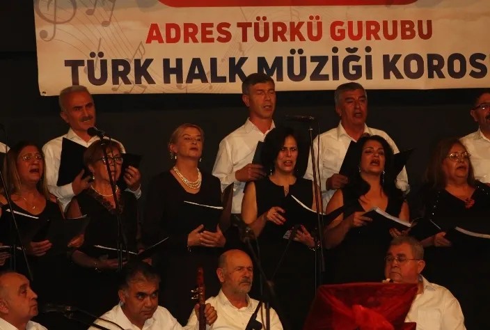 İYİ İNSANLARIN TÜRKÜLERİ VARDIR… ADRES TÜRKÜ GRUBU KONSERİNE GENEL BİR BAKIŞ