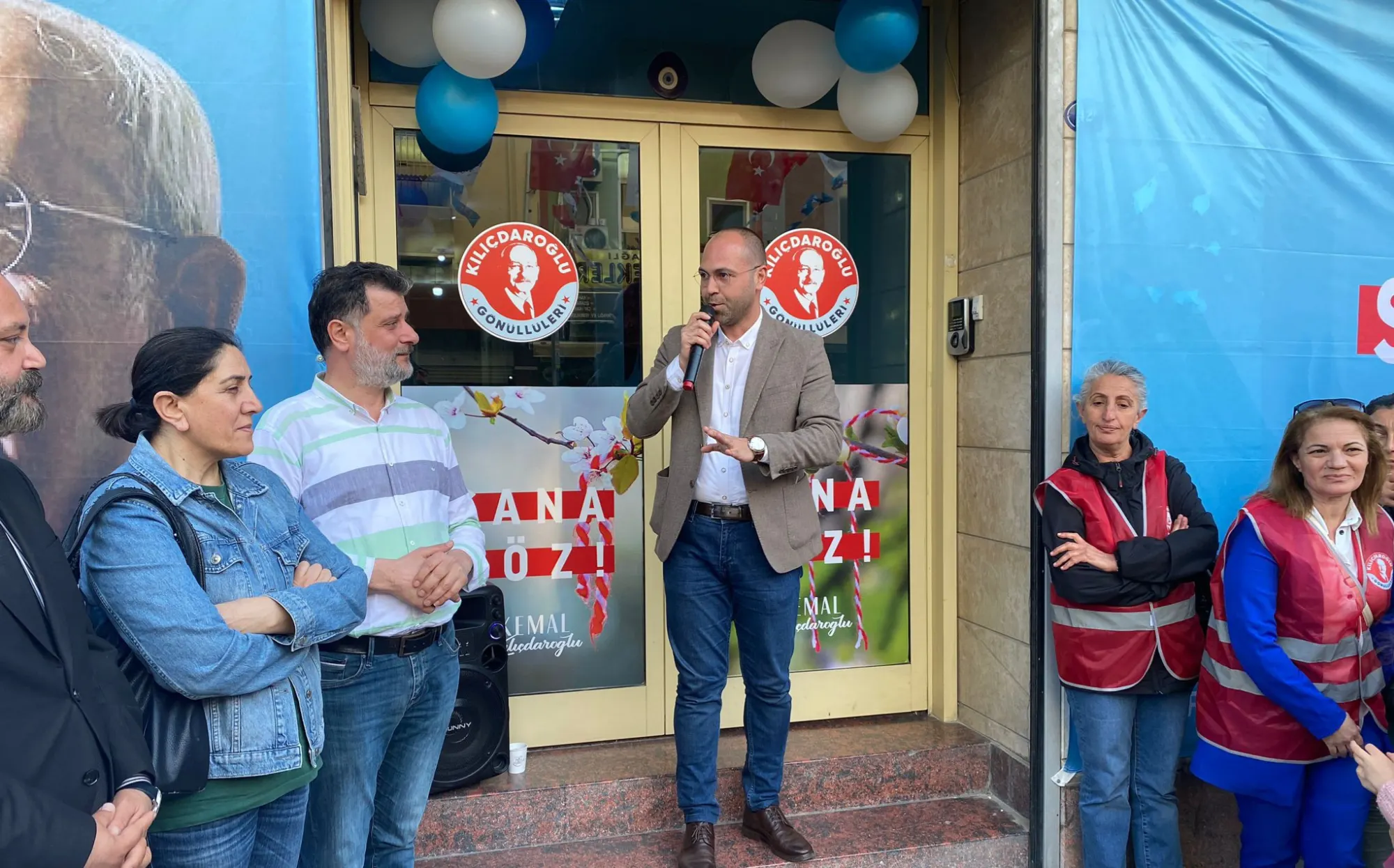 KILIÇDAROĞLU GÖNÜLLÜLERİ İZMİR KOORDİNASYON MERKEZİNİ AÇTI