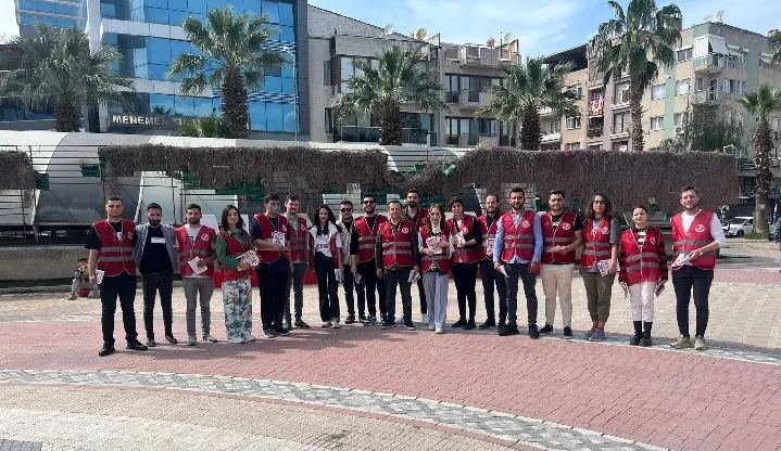 BEN KEMAL: GELİYORUM. KILIÇDAROĞLU GÖNÜLLÜLERİ  MENEMEN’DE