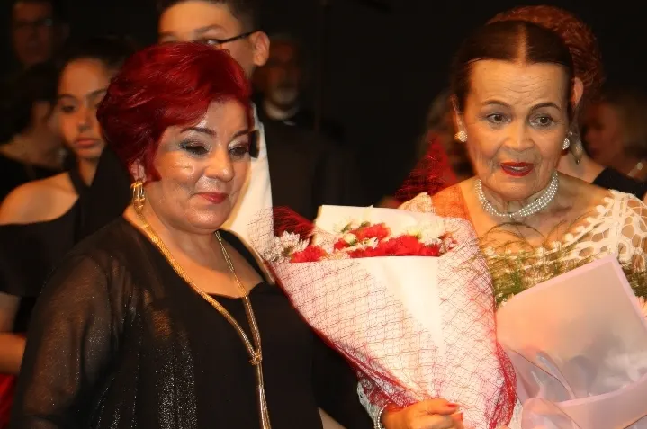 DEVLERİN  SAHNESİ. DİMDER: NE YAPARSAN YAP AŞK  İLE  YAP