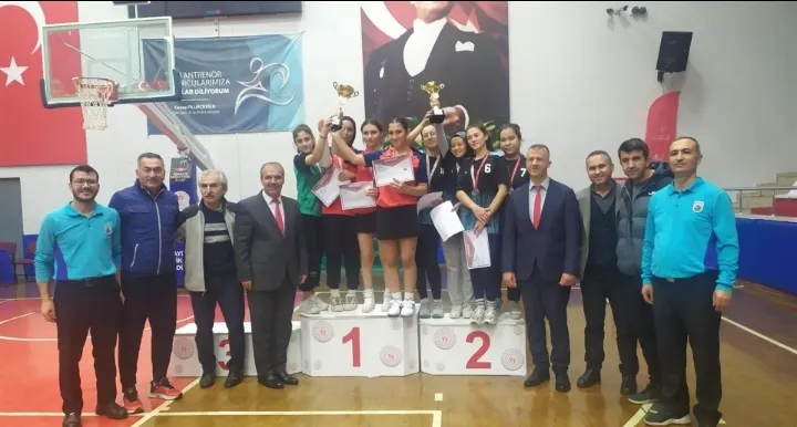 GENÇ YETENEKLERİN KIYASIYA REKABET ETTİĞİ AYDIN LİSELER ARASI MASA TENİSİ TURNUVASI TAMAMLANDI