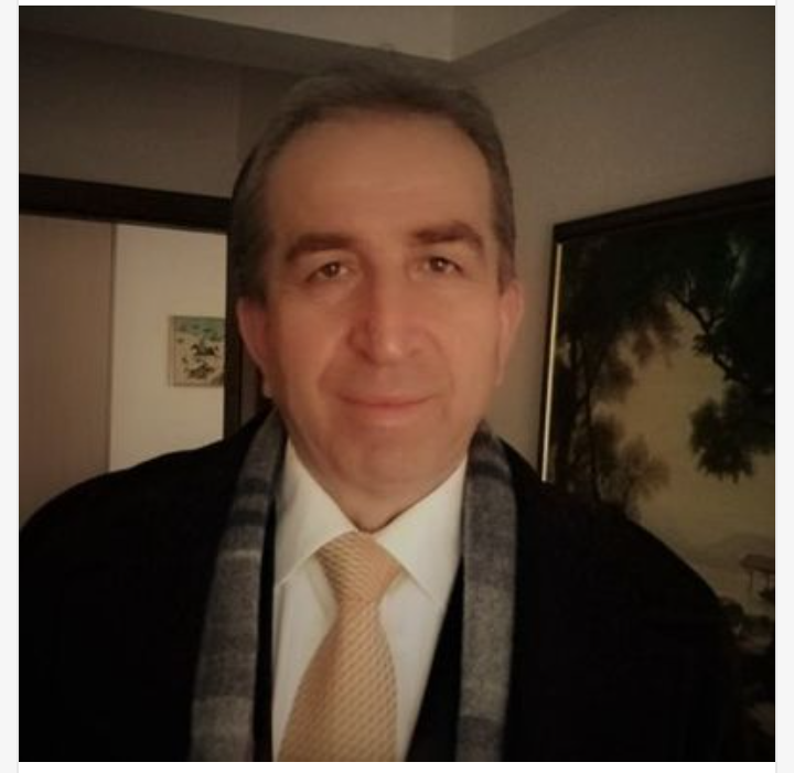 MEZARDA ÜLKESİNE AĞLAYAN ADAM