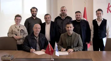 KUŞADASI BELEDİYESİ’NDE İŞÇİLERİN YEMEK ÜCRETLERİ ARTIRILDIKuşadası Belediyesi, Belediye İş Sendikası ile imzaladığı ek protokolle işçilerinin günlük yemek ücretini 92 liradan 170 liraya çıkardı. Çalışanların daha iyi ekonomik koşullara sahip olabilmesi için gerekli tüm önlemleri aldıklarını belirten Başkan Ömer Günel, “Her zaman işçi ve emekçi arkadaşlarımızın yanındayız” dedi. Kuşadası Belediyesi, Türkiye’de yaşanan ekonomik krize bağlı olarak her geçen gün artan enflasyon ve art arda gelen zamlar karşısında alım gücü giderek düşen personeline destek olmayı sürdürüyor. Bu kapsamda Kuşadası Belediyesi, Türk-İş’e üye Belediye İş Sendikası ile imzaladığı ek protokolle işçilerin yemek ücretlerini 92 liradan 170 liraya yükseltti. Zam, çalışanlar tarafından sevinçle karşılanırken Kuşadası Belediyesi’ne bağlı Personel AŞ işçilerinin ise en düşük net maaşı 22 bin 470 lira oldu. İmza töreninde konuşan Belediye İş Sendikası Aydın Şube Başkanı Hidayet Yaman, işçi ve emekçi hakları konusunda hassas davrandığı için Başkan Ömer Günel’e teşekkür etti. Kuşadası Belediye Başkanı Ömer Günel ise her zaman çalışanlarının yanında olduğunu belirterek “Kuşadası Belediyesi yönetimi olarak mesai arkadaşlarımızın ülkemizde yaşanan yüksek enflasyondan mümkün olduğunca az etkilenmesi için imkânlarımız dâhilinde elimizden geleni yapıyoruz. Bu kapsamda yemek ücretlerini güncelleyerek önce 55 liradan 92’ye, şimdi de 170 liraya yükselttik. Bizim tarafımız her zaman işçi ve emekçiden yanadır” diye konuştu.