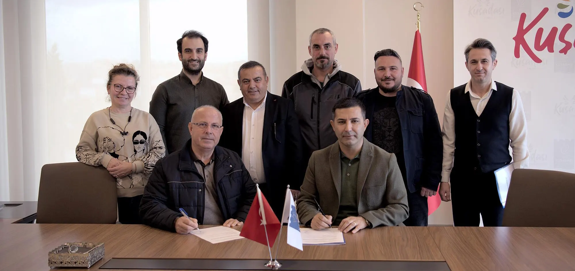 KUŞADASI BELEDİYESİ’NDE İŞÇİLERİN YEMEK ÜCRETLERİ ARTIRILDIKuşadası Belediyesi, Belediye İş Sendikası ile imzaladığı ek protokolle işçilerinin günlük yemek ücretini 92 liradan 170 liraya çıkardı. Çalışanların daha iyi ekonomik koşullara sahip olabilmesi için gerekli tüm önlemleri aldıklarını belirten Başkan Ömer Günel, “Her zaman işçi ve emekçi arkadaşlarımızın yanındayız” dedi. Kuşadası Belediyesi, Türkiye’de yaşanan ekonomik krize bağlı olarak her geçen gün artan enflasyon ve art arda gelen zamlar karşısında alım gücü giderek düşen personeline destek olmayı sürdürüyor. Bu kapsamda Kuşadası Belediyesi, Türk-İş’e üye Belediye İş Sendikası ile imzaladığı ek protokolle işçilerin yemek ücretlerini 92 liradan 170 liraya yükseltti. Zam, çalışanlar tarafından sevinçle karşılanırken Kuşadası Belediyesi’ne bağlı Personel AŞ işçilerinin ise en düşük net maaşı 22 bin 470 lira oldu. İmza töreninde konuşan Belediye İş Sendikası Aydın Şube Başkanı Hidayet Yaman, işçi ve emekçi hakları konusunda hassas davrandığı için Başkan Ömer Günel’e teşekkür etti. Kuşadası Belediye Başkanı Ömer Günel ise her zaman çalışanlarının yanında olduğunu belirterek “Kuşadası Belediyesi yönetimi olarak mesai arkadaşlarımızın ülkemizde yaşanan yüksek enflasyondan mümkün olduğunca az etkilenmesi için imkânlarımız dâhilinde elimizden geleni yapıyoruz. Bu kapsamda yemek ücretlerini güncelleyerek önce 55 liradan 92’ye, şimdi de 170 liraya yükselttik. Bizim tarafımız her zaman işçi ve emekçiden yanadır” diye konuştu.