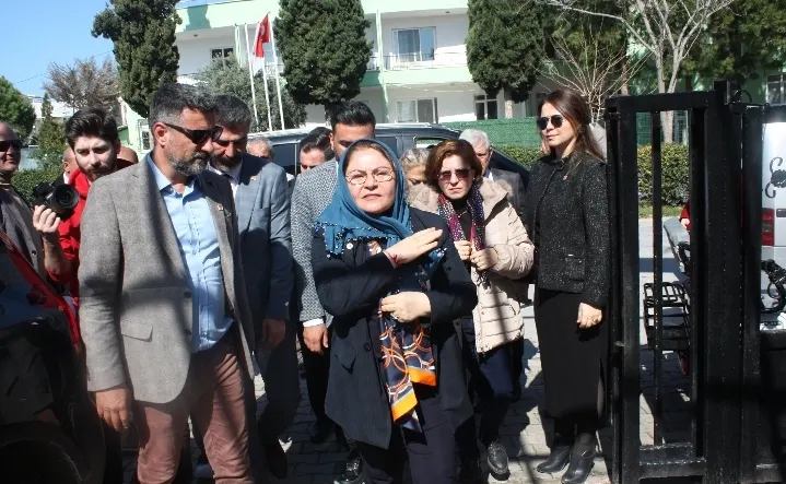 HATİCE  GENÇAY DİDİM  CEMEVİNE TAZİYE  ZİYARETİNE GİTTİ
