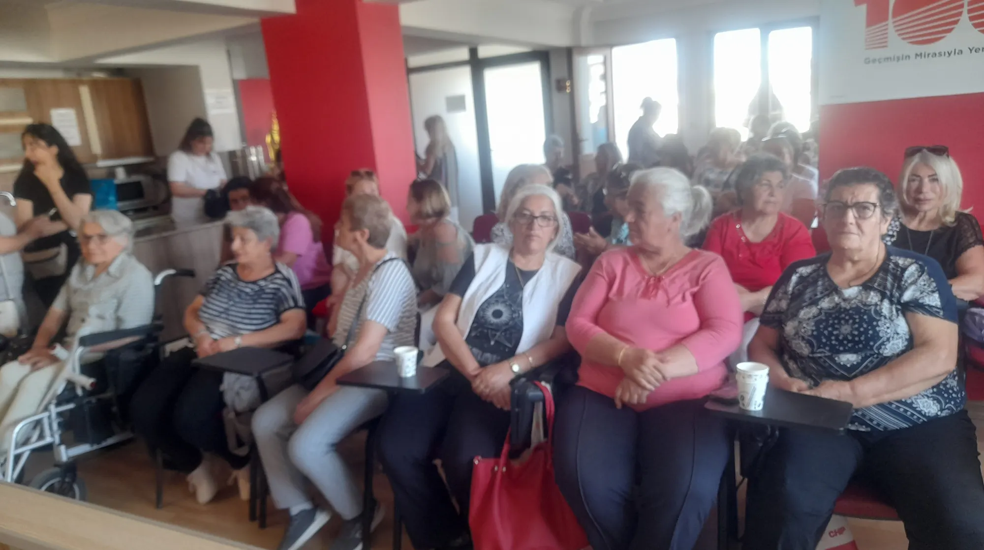 SEÇİM  SONRASI CHP’Lİ KADINLARIN YÜZLERİ  GÜLÜYOR