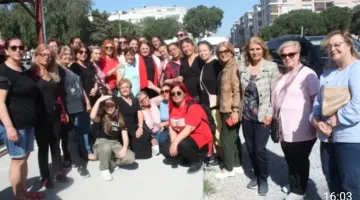 KADIN İSTERSE ‘’ ZAFERİ KADINLAR DOĞURUR’’  DİDİME KIRMIZI ÇOK YAKIŞTI